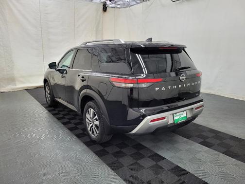 2022 Nissan Pathfinder SL 2WD