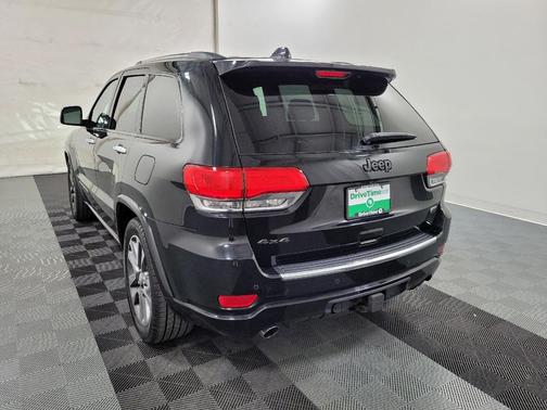 Diamond Black Crystal Pearlcoat 2017 Jeep Grand Cherokee Overland