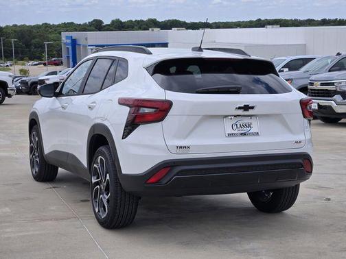 Summit White 2026 Chevrolet Trax FWD 2RS