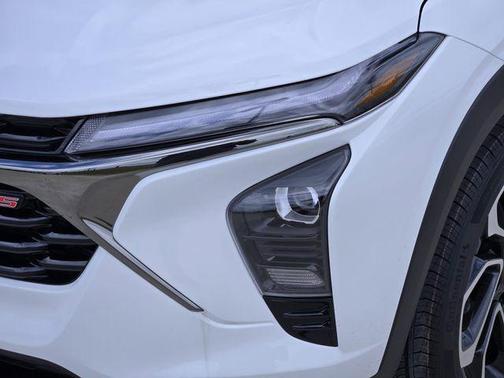 Summit White 2026 Chevrolet Trax FWD 2RS