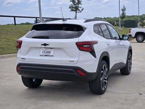 Summit White 2026 Chevrolet Trax FWD 2RS