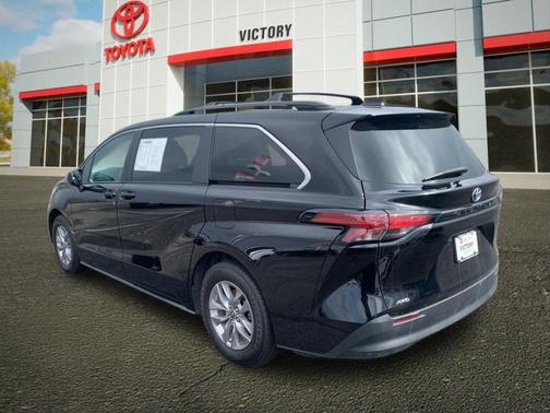 2022 Toyota Sienna LE