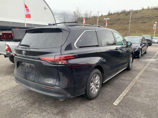 2022 Toyota Sienna LE