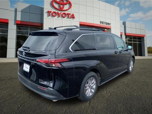 2022 Toyota Sienna LE