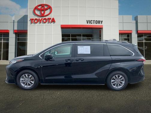 2022 Toyota Sienna LE