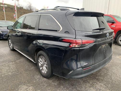 2022 Toyota Sienna LE