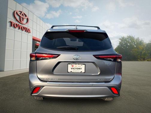 2026 Toyota Highlander Hybrid Platinum