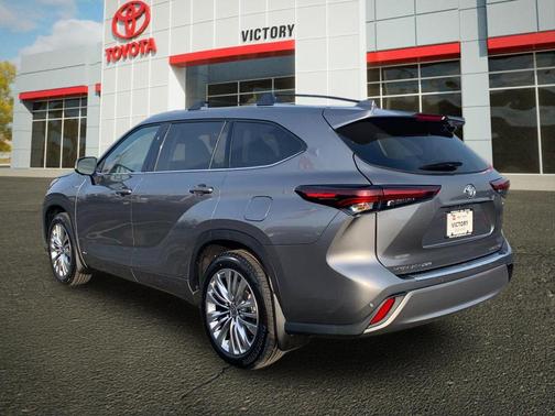 2026 Toyota Highlander Hybrid Platinum