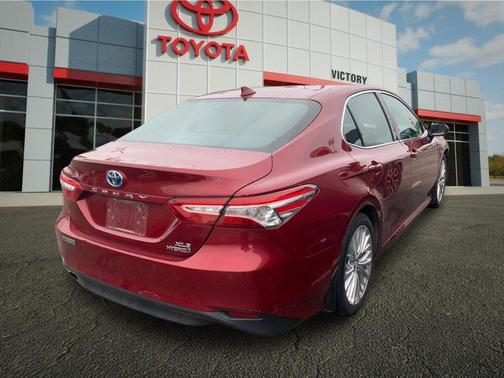 Pearl 2018 Toyota Camry Hybrid XLE