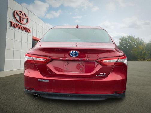 Pearl 2018 Toyota Camry Hybrid XLE