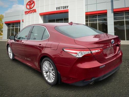 Pearl 2018 Toyota Camry Hybrid XLE