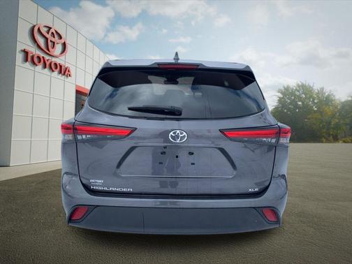 Magnetic Gray Metallic 2023 Toyota Highlander XLE