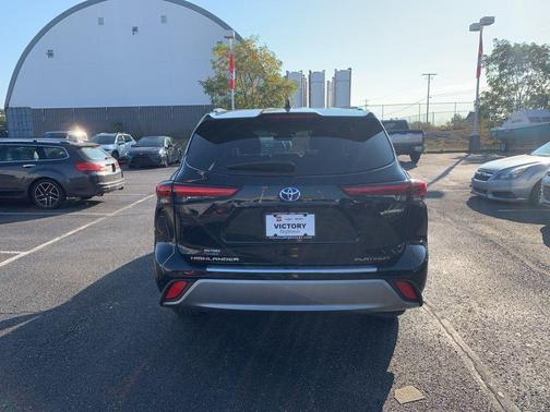 2021 Toyota Highlander Hybrid Platinum