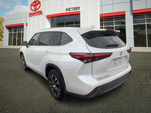 Wind Chill Pearl 2023 Toyota Highlander XLE