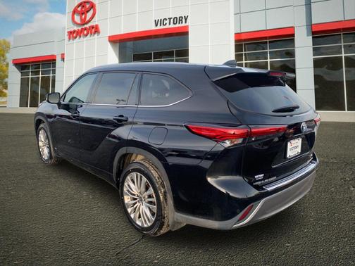 2023 Toyota Highlander Hybrid Platinum