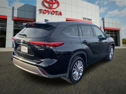 2023 Toyota Highlander Hybrid Platinum