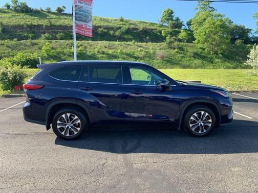 2022 Toyota Highlander Hybrid XLE