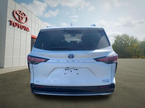 Blizzard Pearl 2021 Toyota Sienna Platinum 7 Passenger