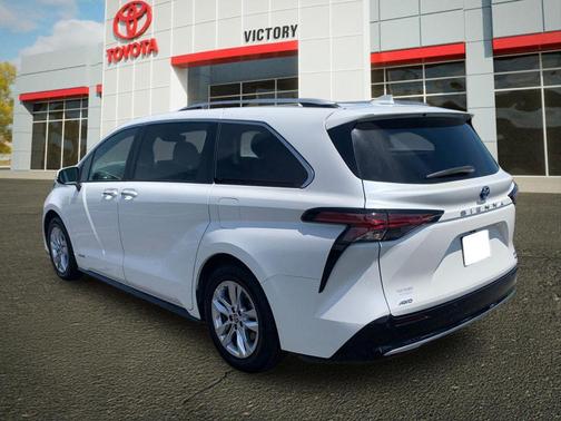Blizzard Pearl 2021 Toyota Sienna Limited 7-Passenger