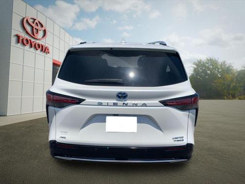 Blizzard Pearl 2021 Toyota Sienna Limited 7-Passenger