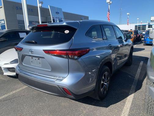 Moon Dust 2022 Toyota Highlander XLE