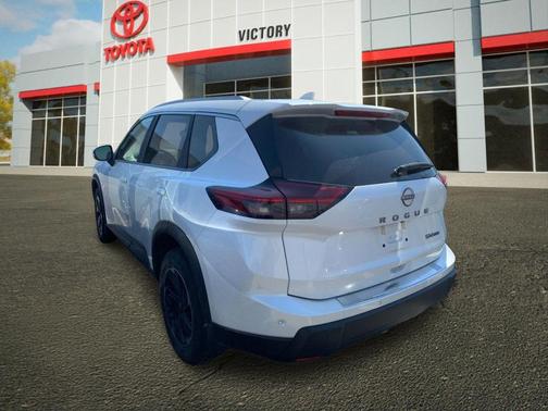 Everest White Pearl 2024 Nissan Rogue SV