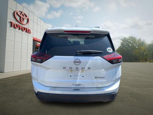 Everest White Pearl 2024 Nissan Rogue SV