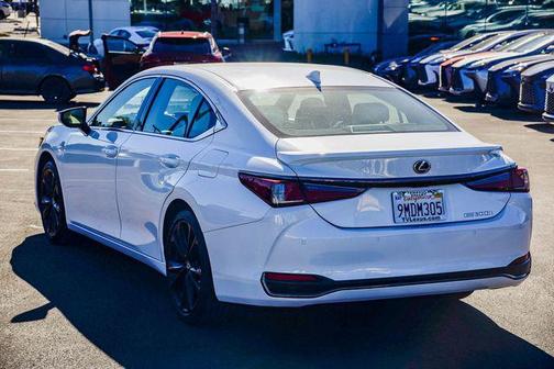 2024 Lexus ES 300h F SPORT Handling