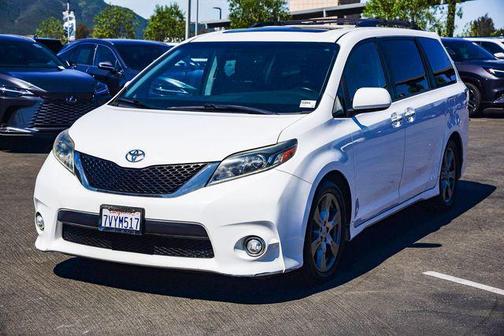 Super White 2017 Toyota Sienna SE Premium