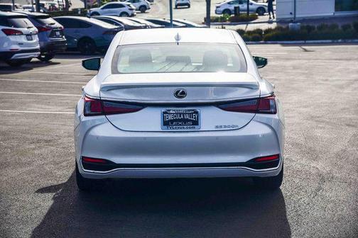 2025 Lexus ES 300h Base