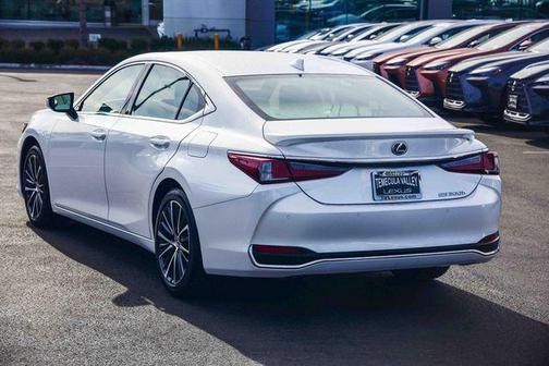 2025 Lexus ES 300h Base