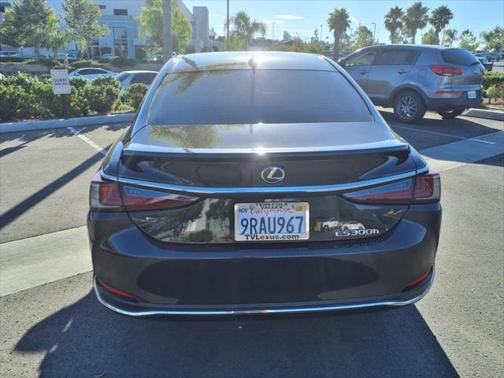 2025 Lexus ES 300h Luxury
