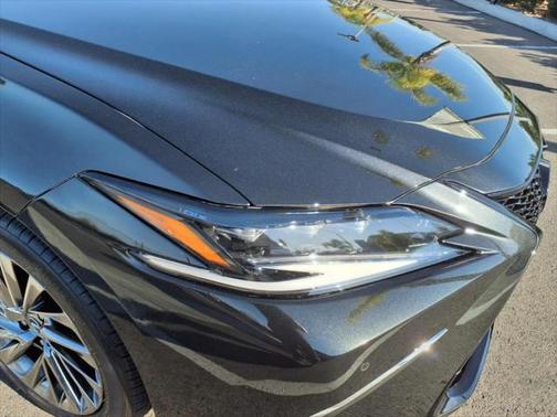 2025 Lexus ES 300h Luxury