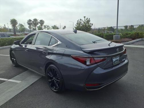 2025 Lexus ES 300h F SPORT Design