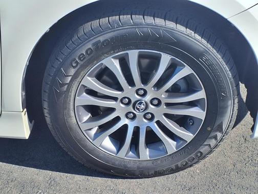 2018 Toyota Sienna XLE
