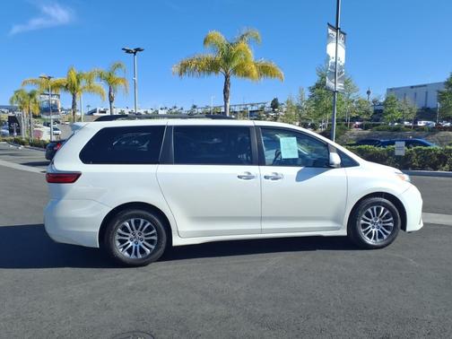 2018 Toyota Sienna XLE