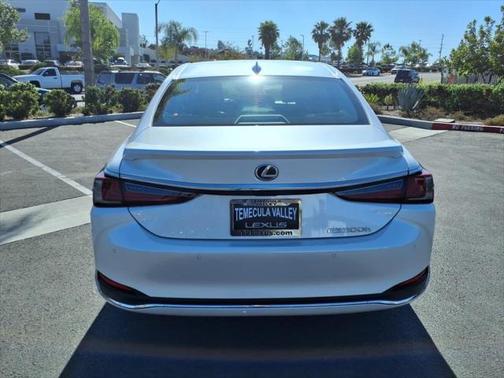 2025 Lexus ES 300h Luxury