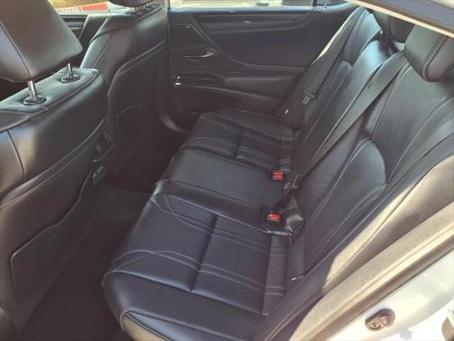 2025 Lexus ES 300h Luxury