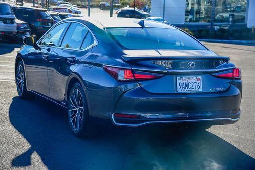 2022 Lexus ES 300h Base