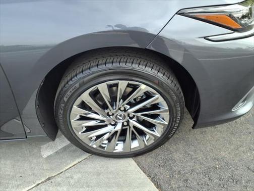 2025 Lexus ES 300h Luxury
