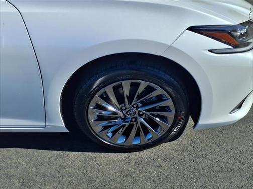 2025 Lexus ES 300h Luxury
