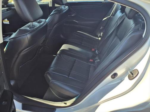 2025 Lexus ES 300h Luxury