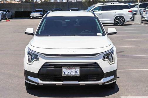 Snow White Pearl 2023 Kia Niro LX