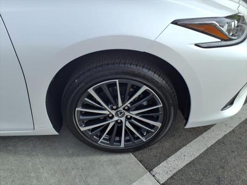 2025 Lexus ES 300h Base