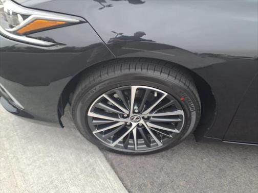 2025 Lexus ES 300h Base