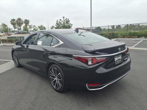 2025 Lexus ES 300h Base
