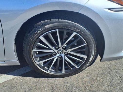2025 Lexus ES 300h Base