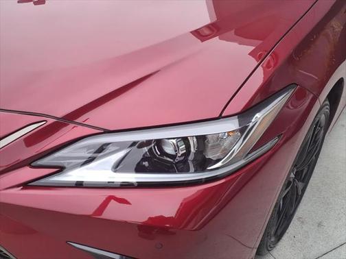 2025 Lexus ES 300h F SPORT Design