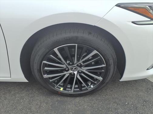 2025 Lexus ES 300h Base