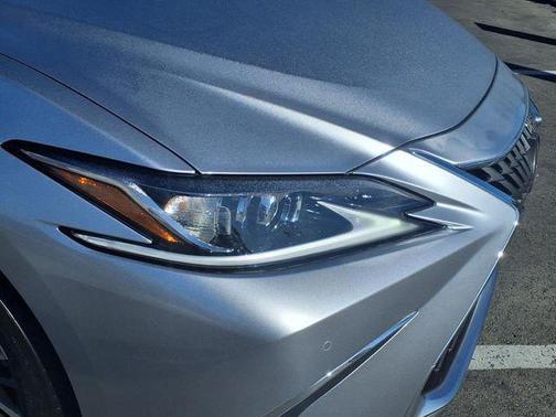 2025 Lexus ES 300h Base
